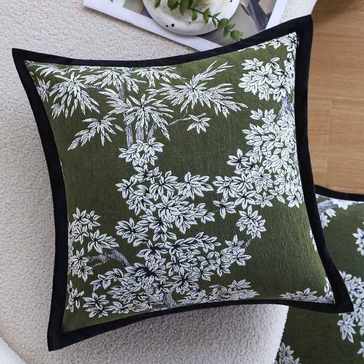 Quadratischer Zierkissenbezug mit besticktem Blumen-Jacquard und feiner Kedernaht Karnz