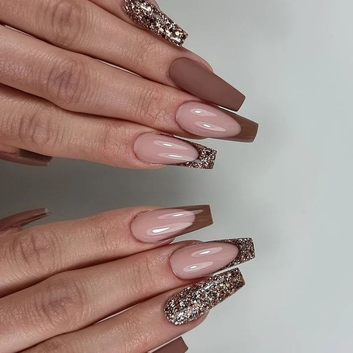 Kunstvolle Stiletto-Nägel mit Glitterverzierungen Karnz