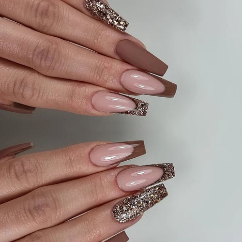 Kunstvolle Stiletto-Nägel mit Glitterverzierungen Karnz
