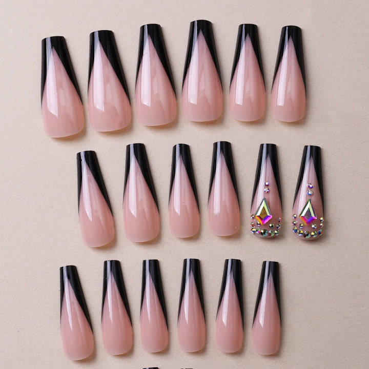 Kunstnagelset mit eleganten Spitzenakzenten Karnz