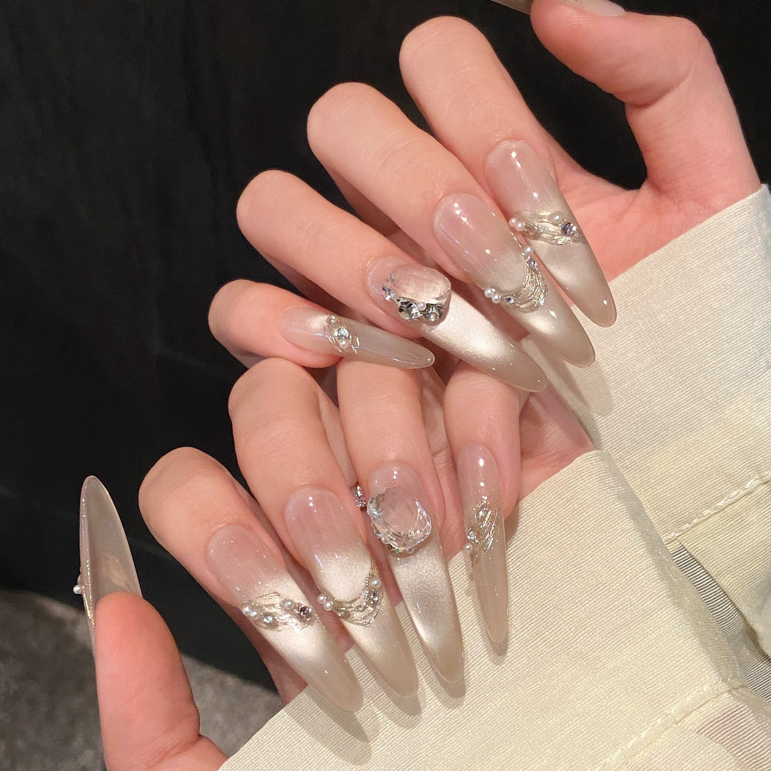 Elegantes Dekoratives Press-On Nagelkunst Set mit Kristallakzenten