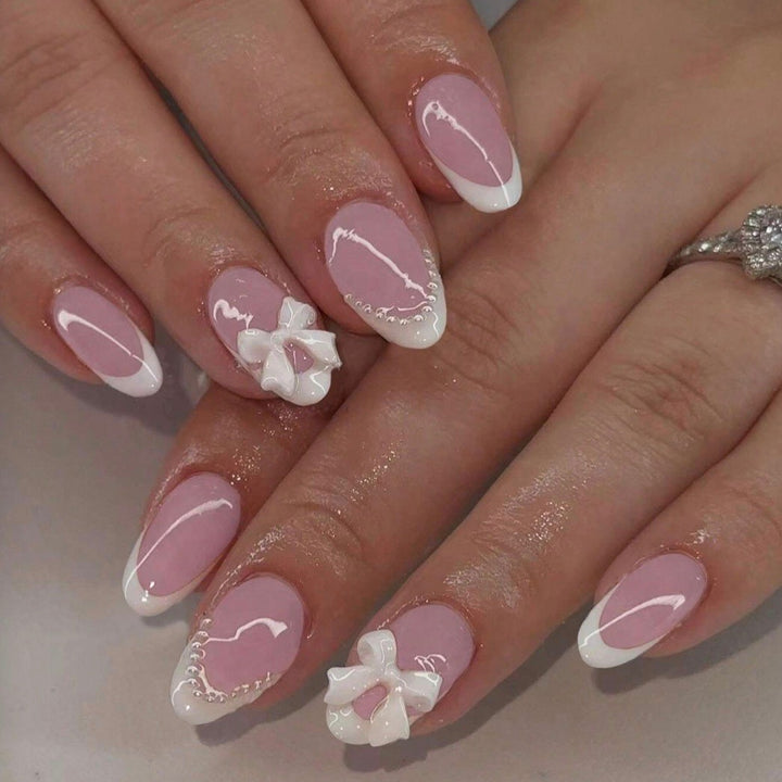 Kunstnagelset mit eleganten 3D-Blüten- und Spitzenakzenten Karnz
