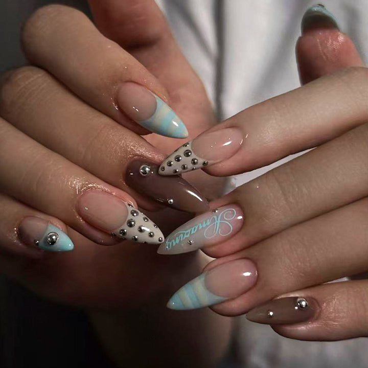Künstliche Stiletto-Nägel mit Glamourösen Applikationen Karnz