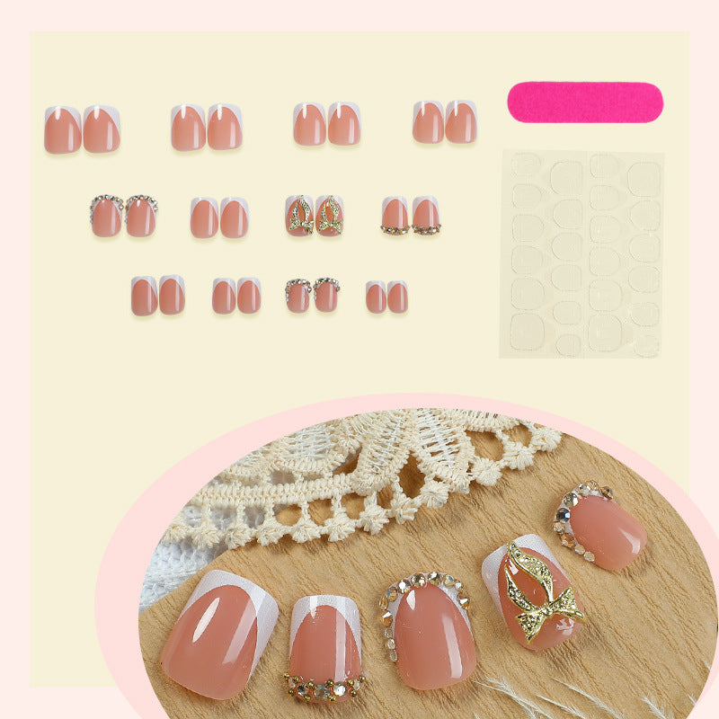 Kunstnagelset mit eleganten Glitzer- und Blumenverzierungen Karnz
