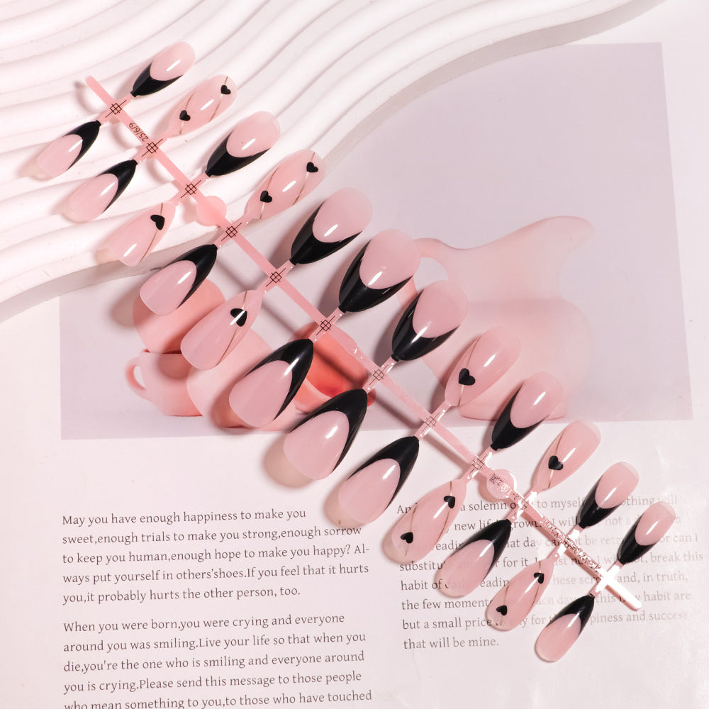 Elegantes Herz-akzentuierendes Press-On-Nagelset Karnz