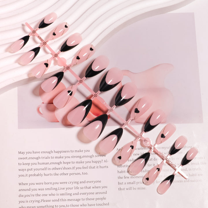Elegantes Herz-akzentuierendes Press-On-Nagelset Karnz