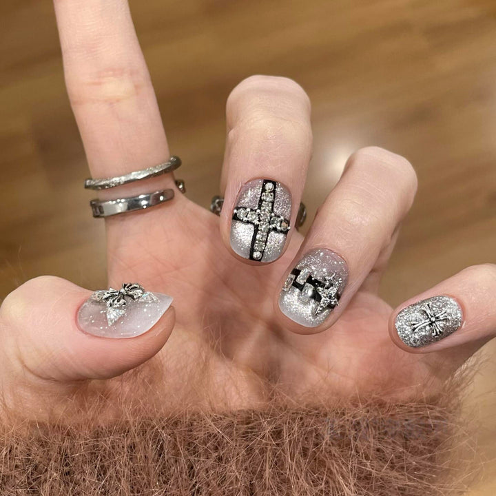 Glamouröse Kunstnägel mit Strass- und Glitzermotiven Karnz