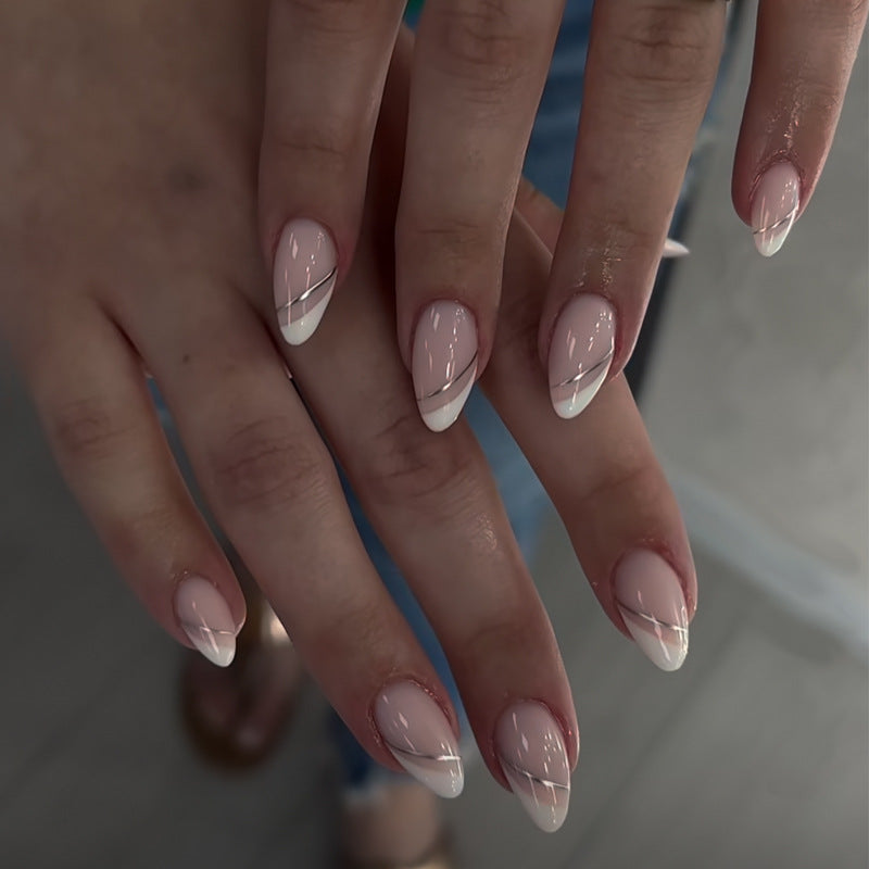 Elegante Stiletto Press-On Nagelkunst mit Strass-Akzenten Karnz