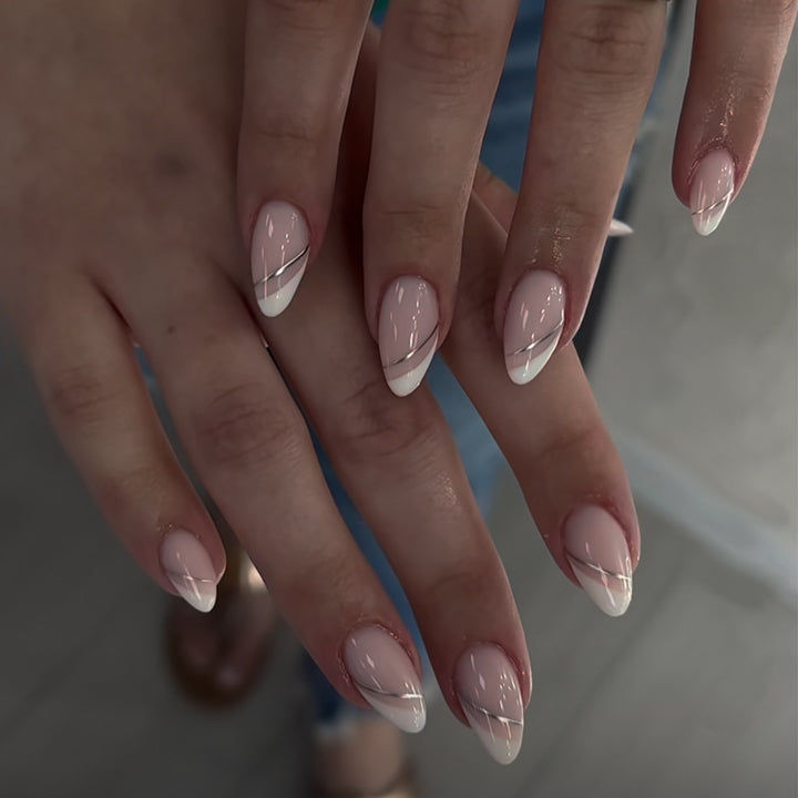 Elegante Stiletto Press-On Nagelkunst mit Strass-Akzenten Karnz