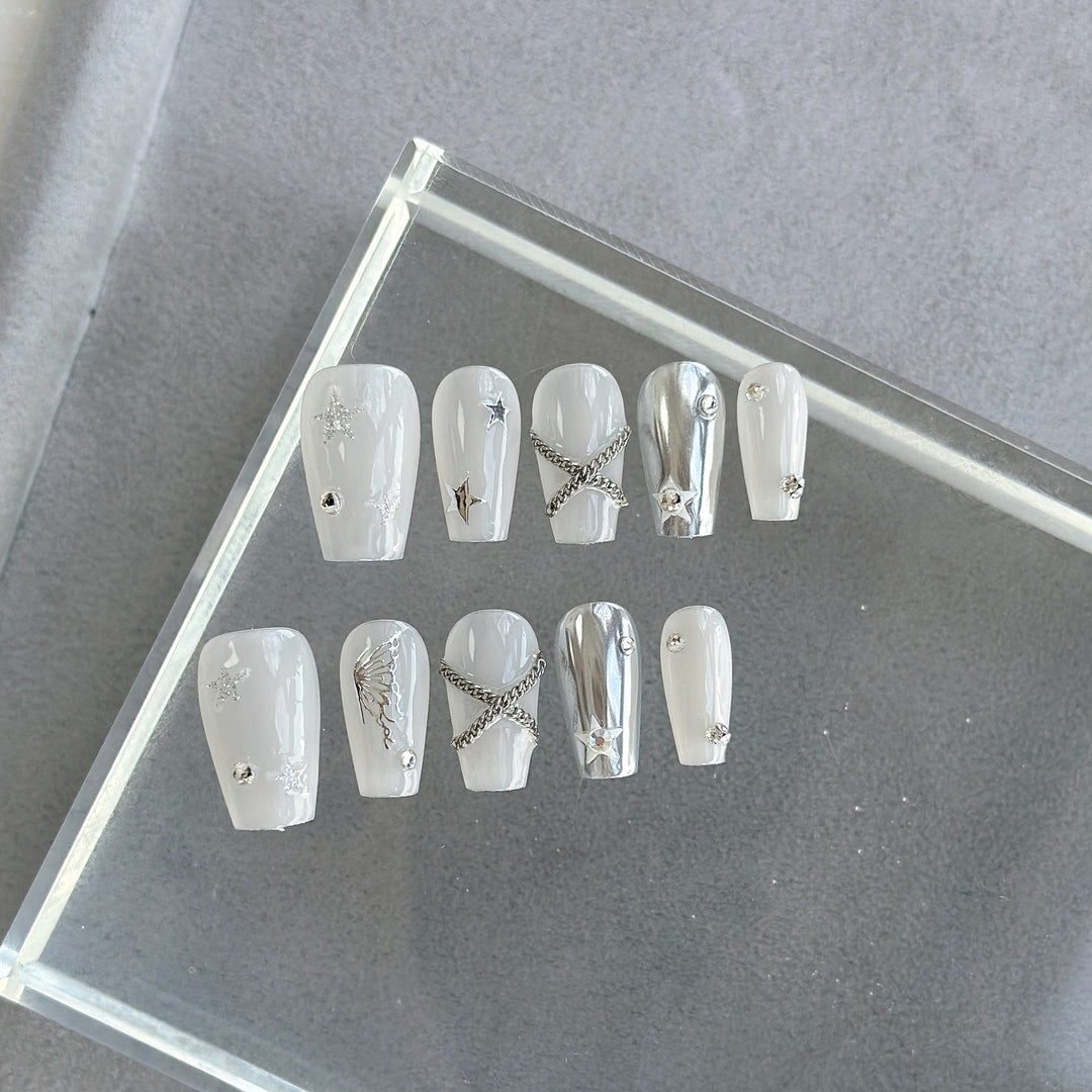 Künstlerisches Press-On-Nagelset mit eleganten silbernen Akzenten
