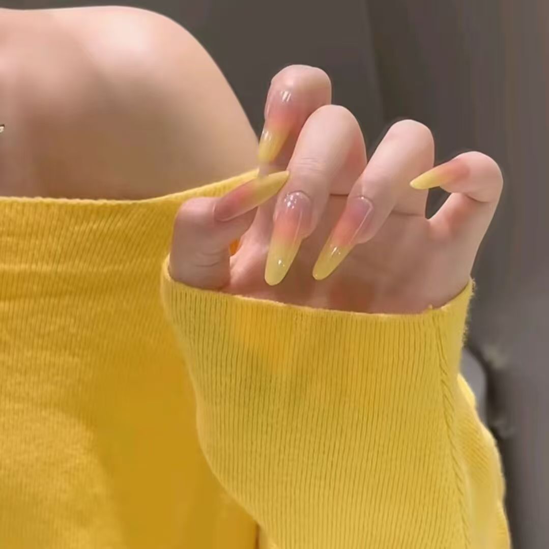 Dekorative Charakter-Themen Press-On Nägel Karnz