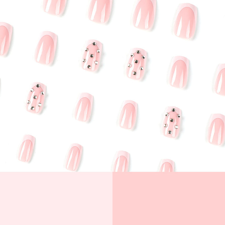 Kunstvolle Nagelverlängerungen mit glamourösen Strassverzierungen Karnz