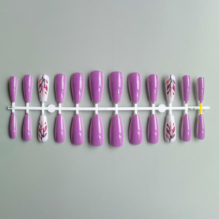 Künstlerische florale Nagelkunst