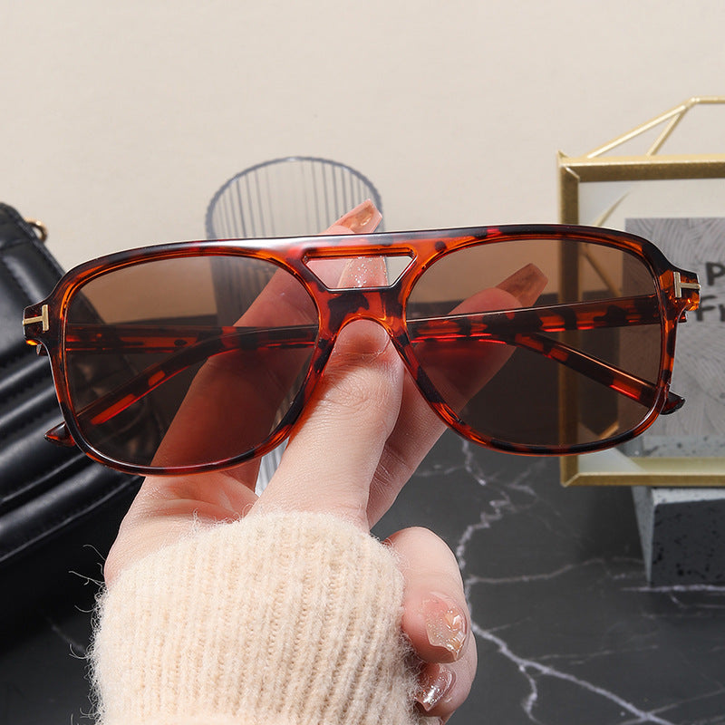 Damen modische Brille mit feinem Rahmen und strengen Konturen Karnz