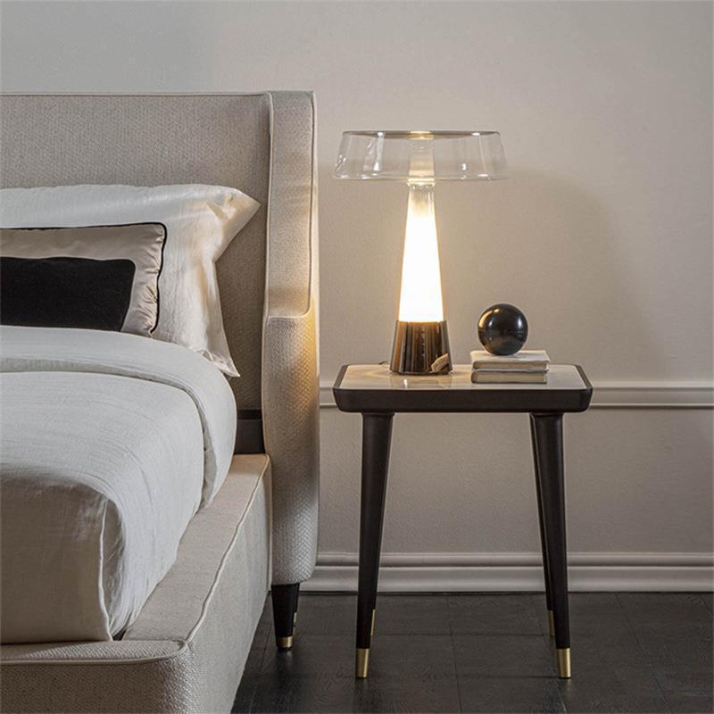 Stylische Glas Tischlampe mit integrierter LED-Beleuchtung