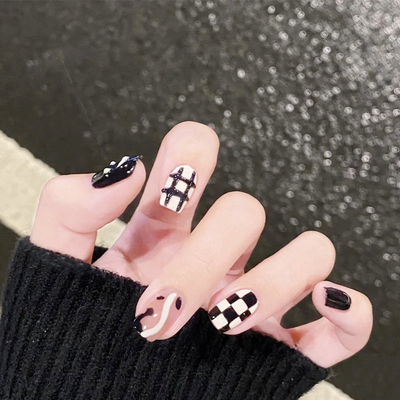 Kreatives Kunstnagelset mit modernen geometrischen Mustern Karnz