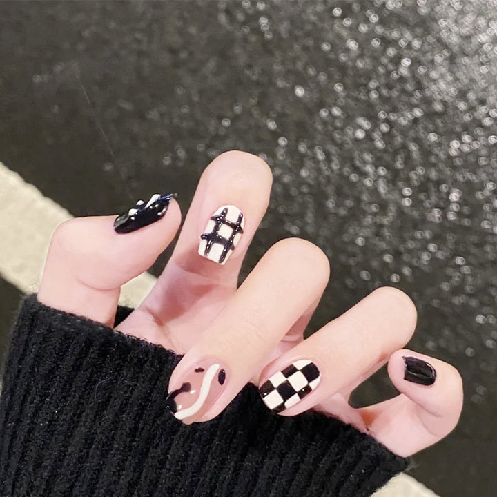 Kreatives Kunstnagelset mit modernen geometrischen Mustern Karnz