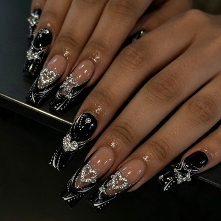 Kunstnägel mit Eleganten Glitzerakzenten und Herzmotiven Karnz