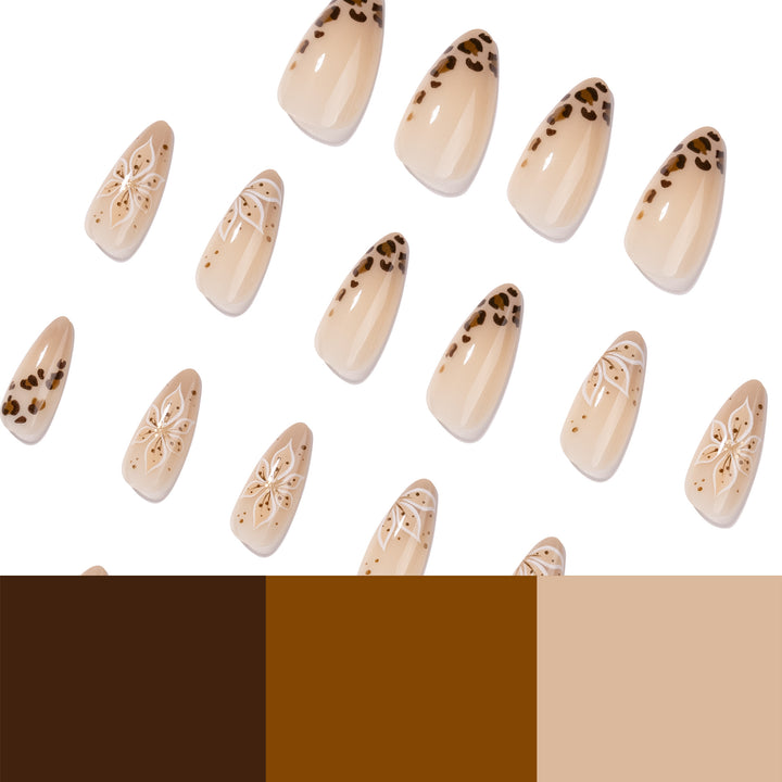 Elegante Kunstnägel mit floralem Design und Akzenten Karnz