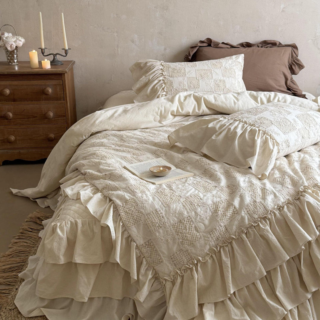 Rüschen-Bettwäscheset aus Baumwoll-Quilt mit Steppmuster und Kissenbezügen