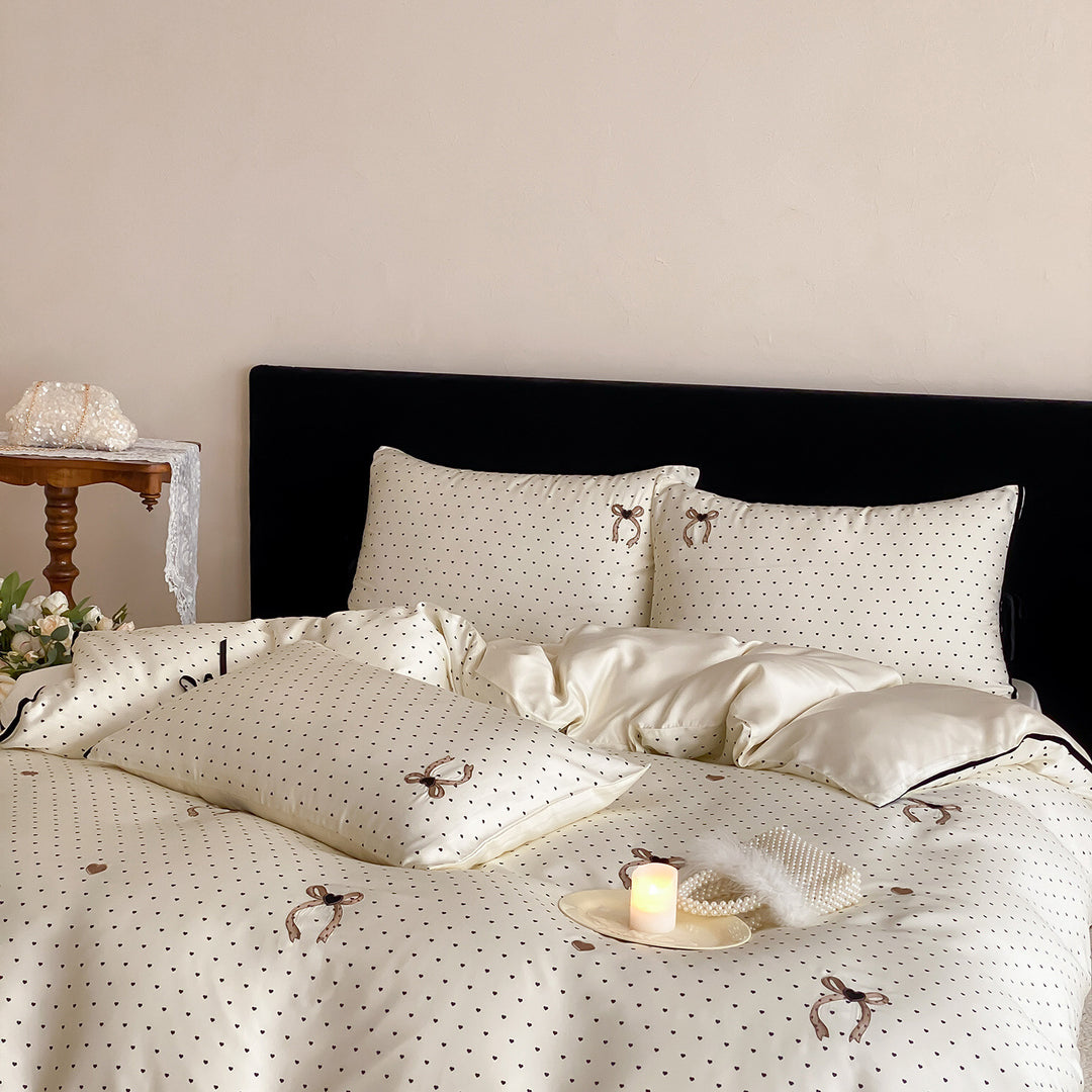 Luxuriöses Satin-Bettwäsche-Set mit zarten Pünktchen und Schleifenstickerei