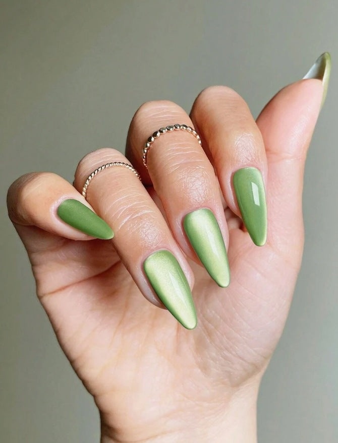 Künstlerische Stiletto-Nagelverzierungen Karnz