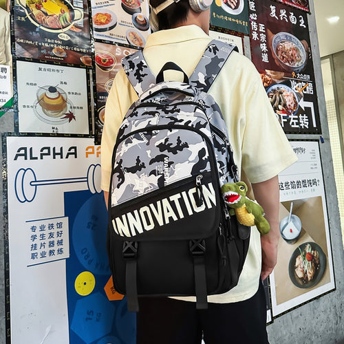 Hochwertiger Mehrfachfächer-Rucksack mit Plüsch-Schlüsselanhänger Karnz