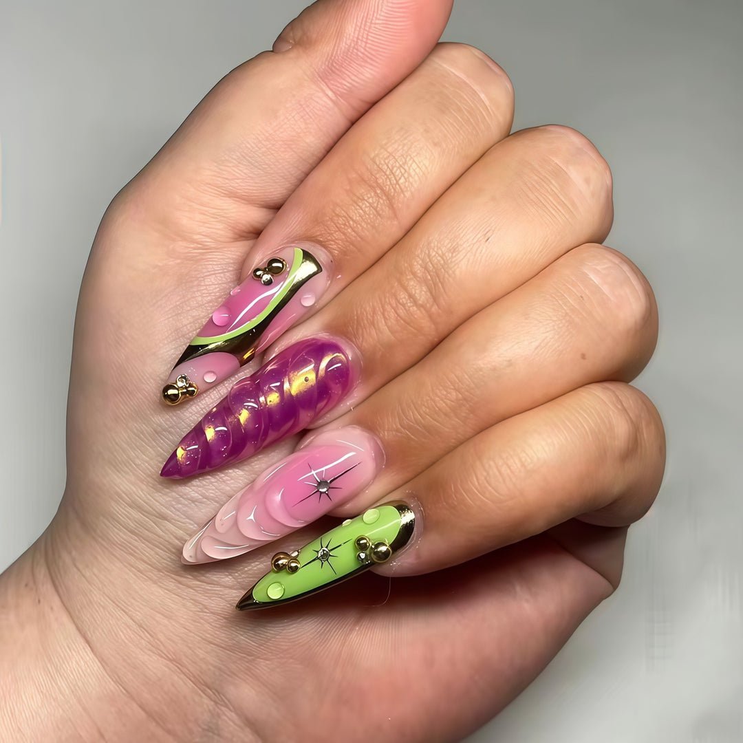 Künstlerische mandelförmige Nagelkunstverlängerungen Karnz