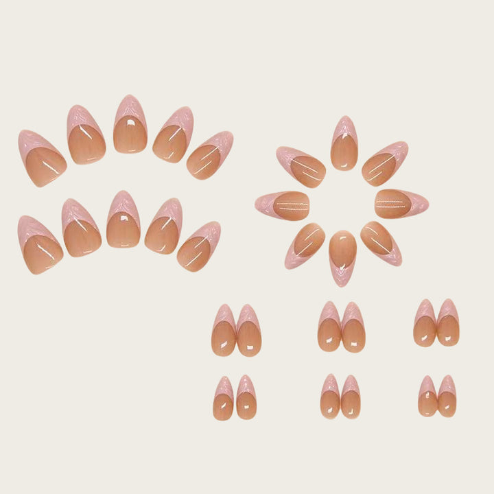 Elegante Nagelspitzen mit French Design Karnz