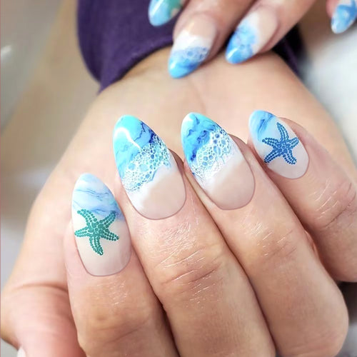 Künstlerisches Press-On Nagelset mit ozean-inspiriertem Design Karnz