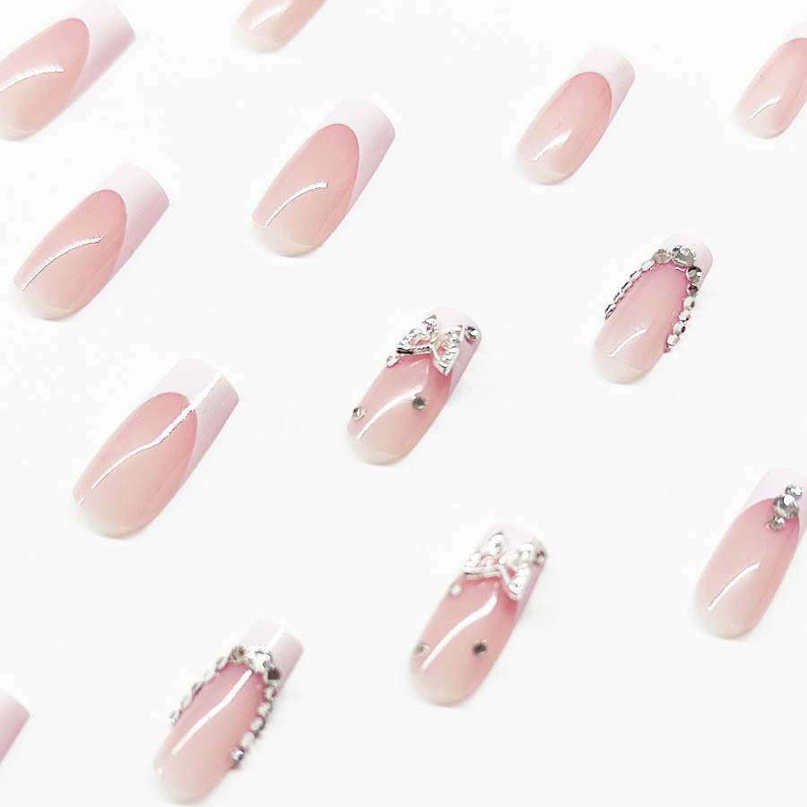 Kunstnagelset mit eleganten Strass- und Glitzerverzierungen Karnz