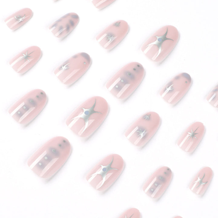 Elegante Nagelkunst mit glamourösen Metallverzierungen Karnz