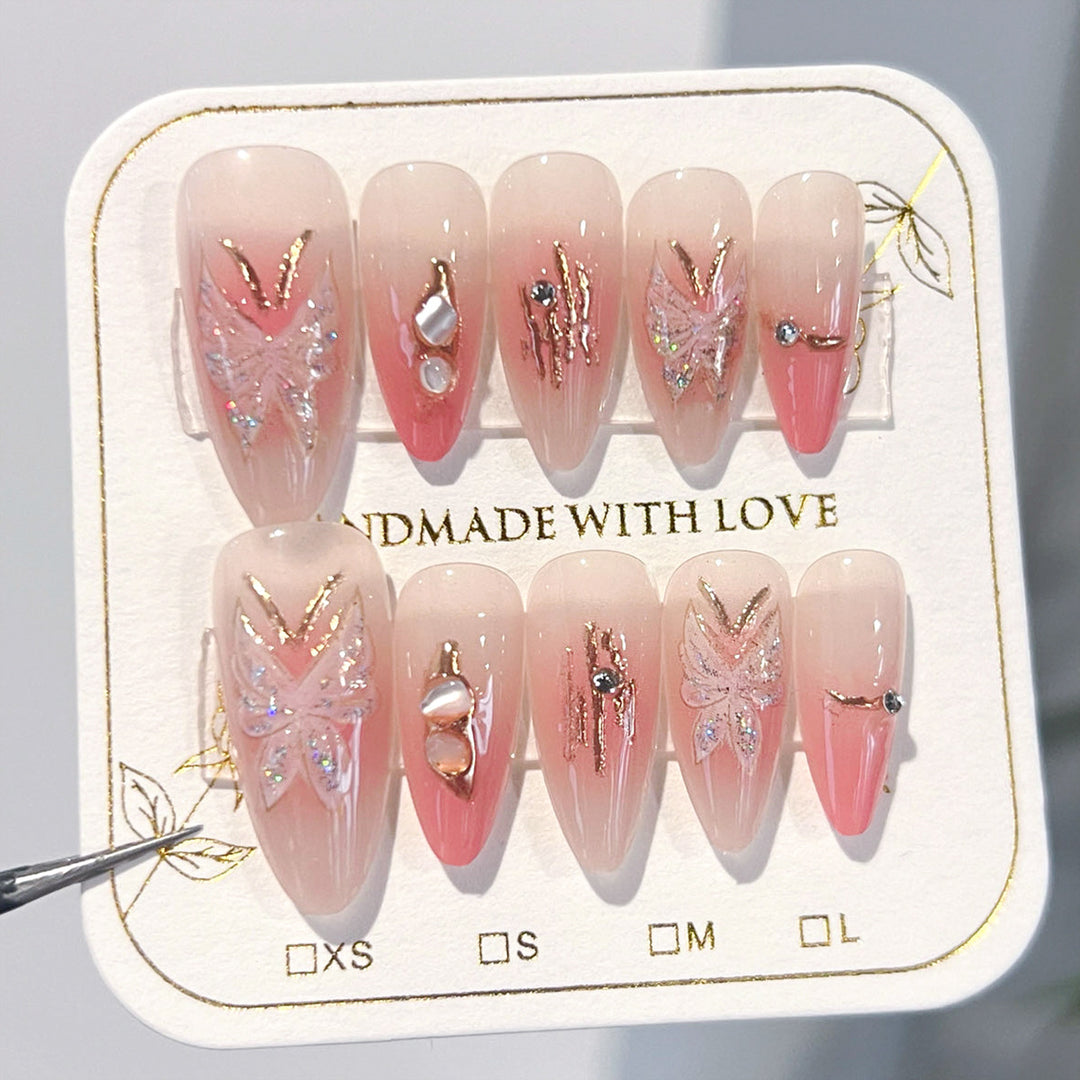 Künstliche Nagelverlängerungen mit floralen Motiven und Glitzerakzenten Karnz