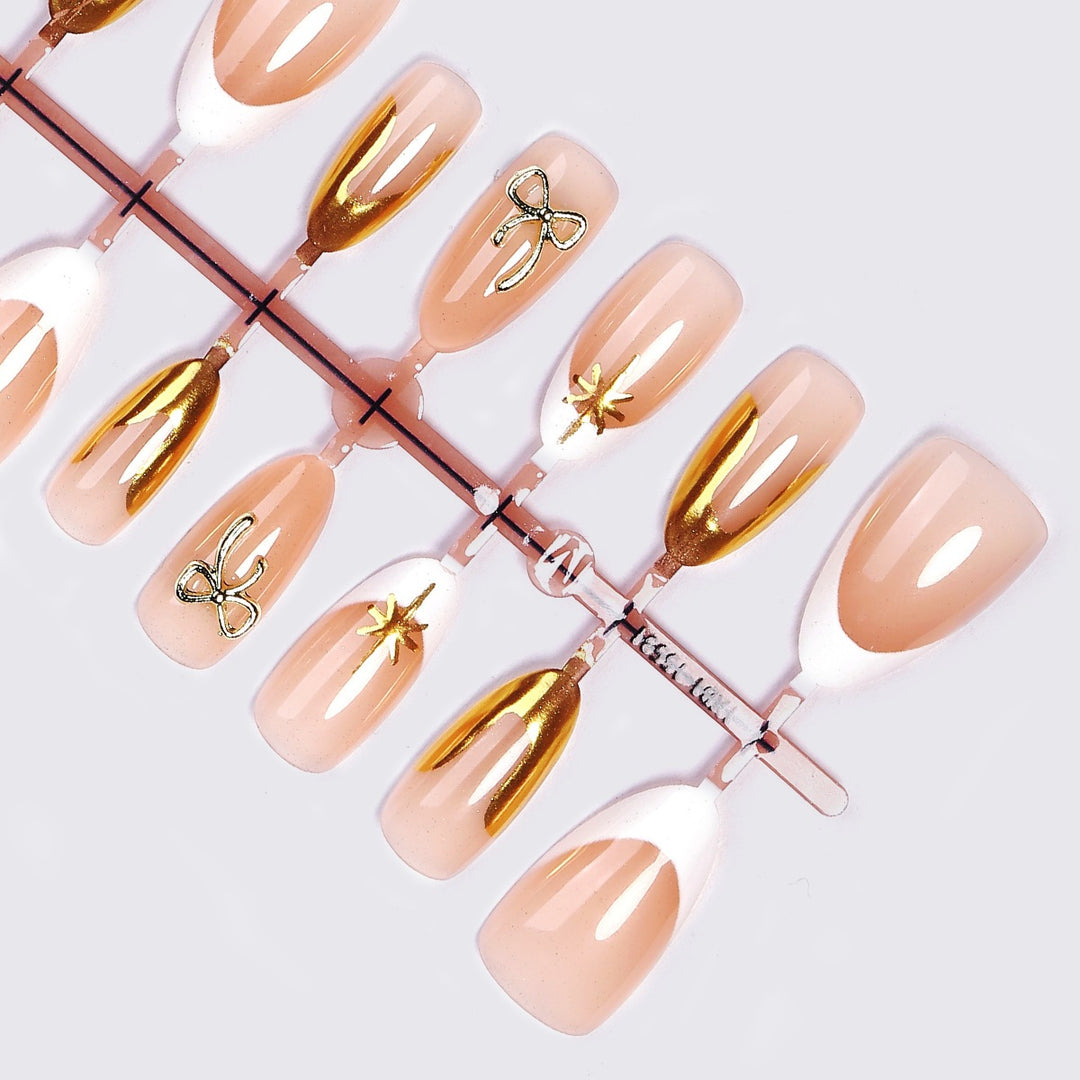 Kunstnagelset mit Glamourösen 3D-Details und Eleganten Goldakzenten Karnz