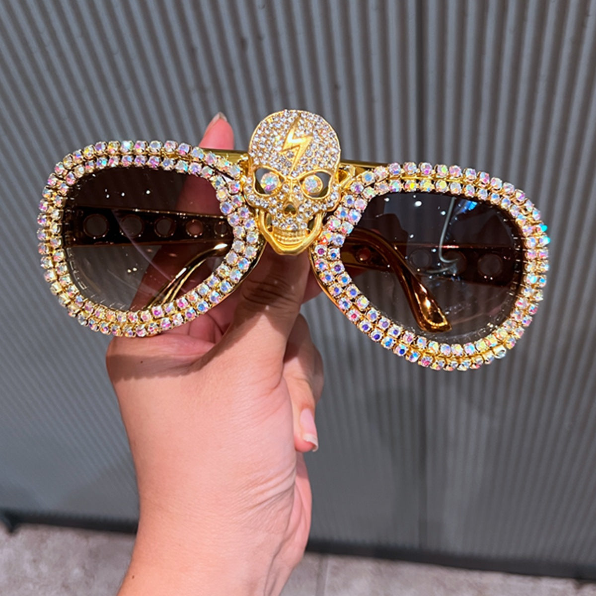 Damen Statement-Sonnenbrille mit auffälligem Totenkopf-Design und funkelndem Kristallbesatz Karnz