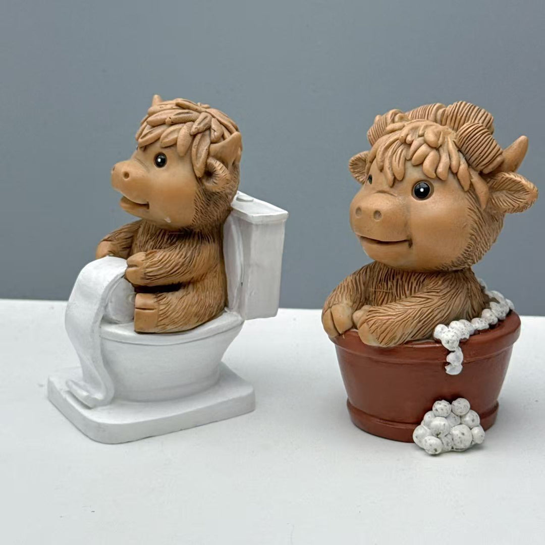 Lustige Dekofigur eines Hochlandrinds auf Toilette Karnz