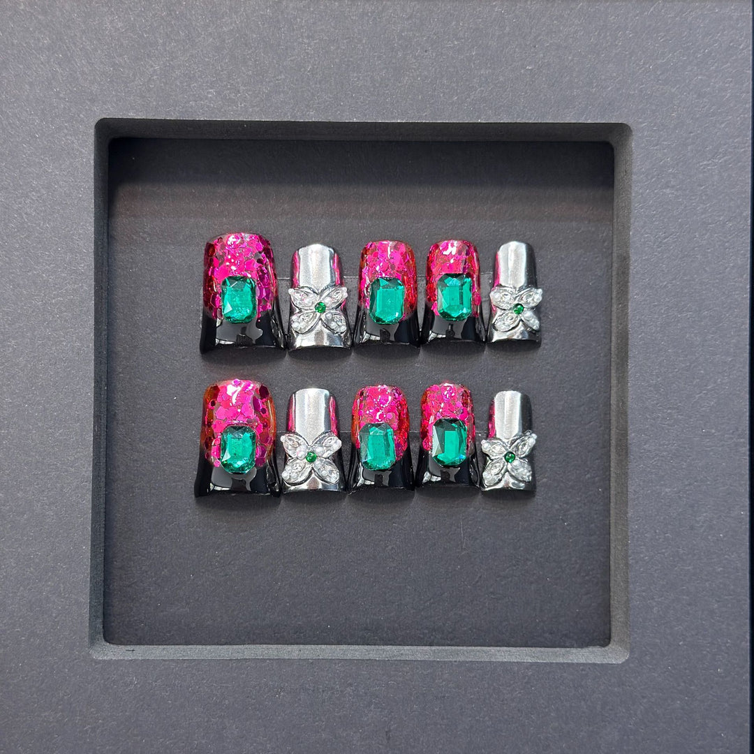 Glamouröses Press-On Nageldesign mit Juwelenelementen Karnz