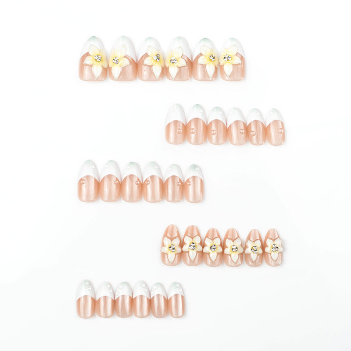 Kunstnagelset mit eleganten floralem Design Karnz