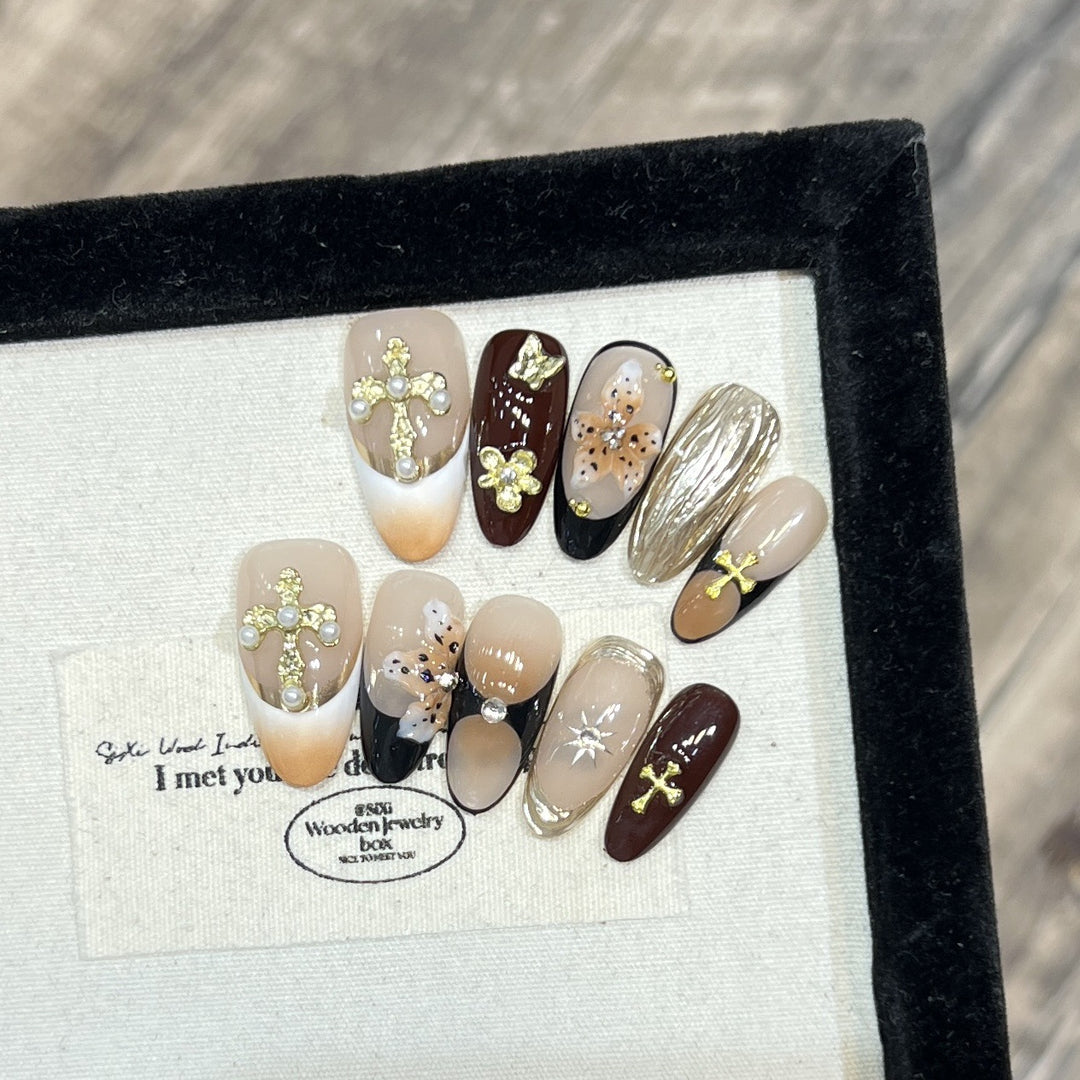 Dekorativer Press-On-Nagelset mit künstlerischen Elementen