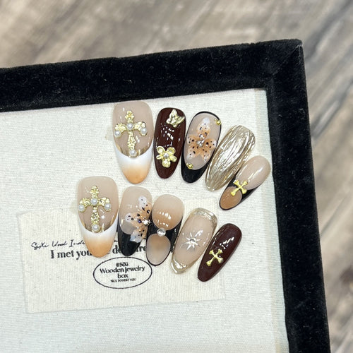 Dekorativer Press-On-Nagelset mit künstlerischen Elementen
