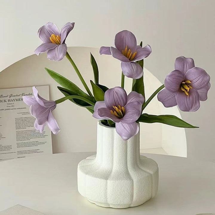 Lebensechter dekorativer künstlicher Blumenstrauß