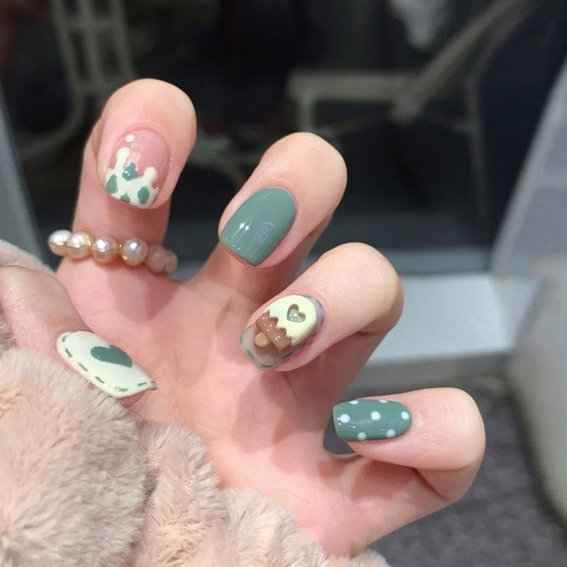 Kunstnagelset mit detailreichem Design Karnz
