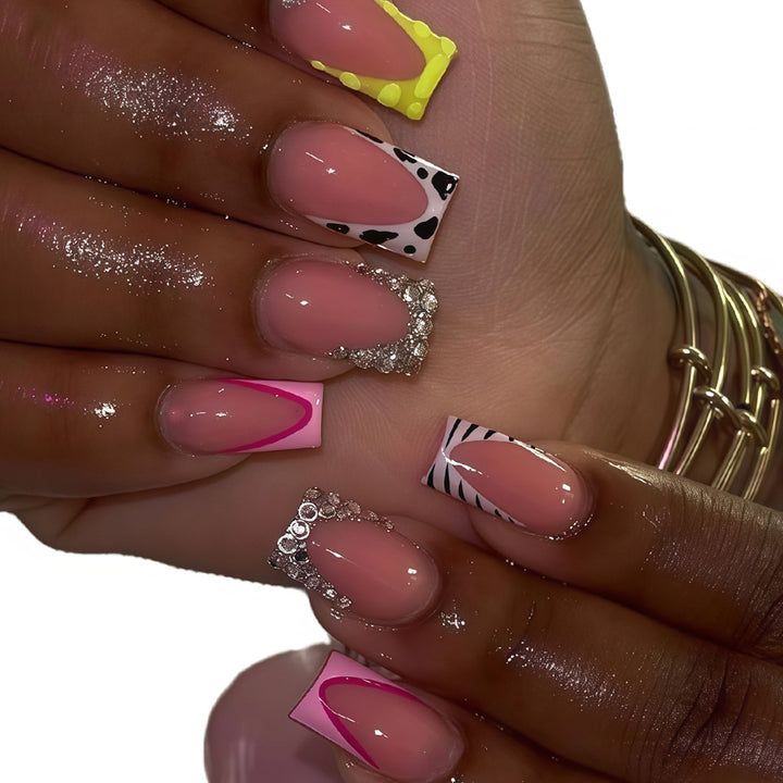 Künstlerische Press-On Nagelkunst Tipps mit einzigartigen Mustern Karnz