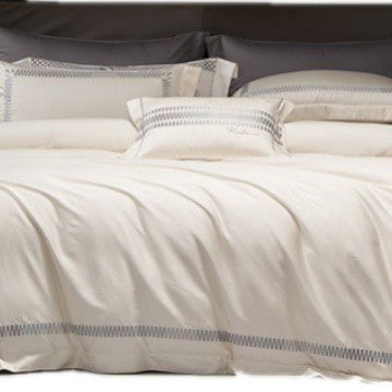 Luxuriöses ägyptisches Baumwoll-Bettbezug-Set mit besticktem Chevron-Rand