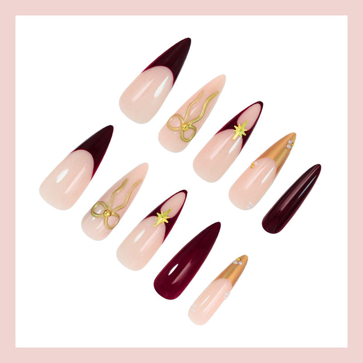 Kunstnagelset mit glamourösen Goldakzenten und eleganten Spitzen Karnz