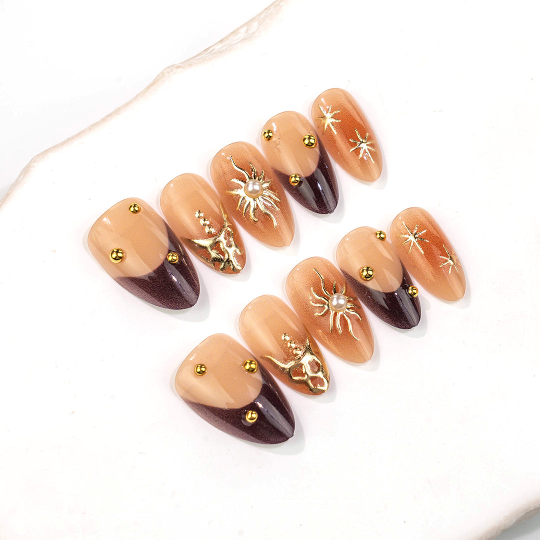 Künstlerisches Stiletto Press-On Nagelkunstset mit goldenen Akzenten Karnz