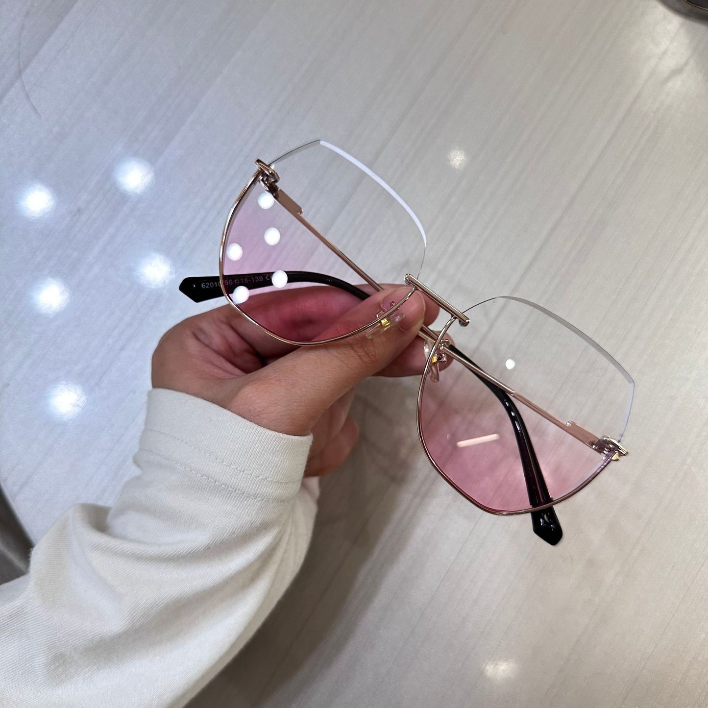Damen Sonnenbrille mit elegantem, breitem Rahmen und luxuriösen Akzenten Karnz