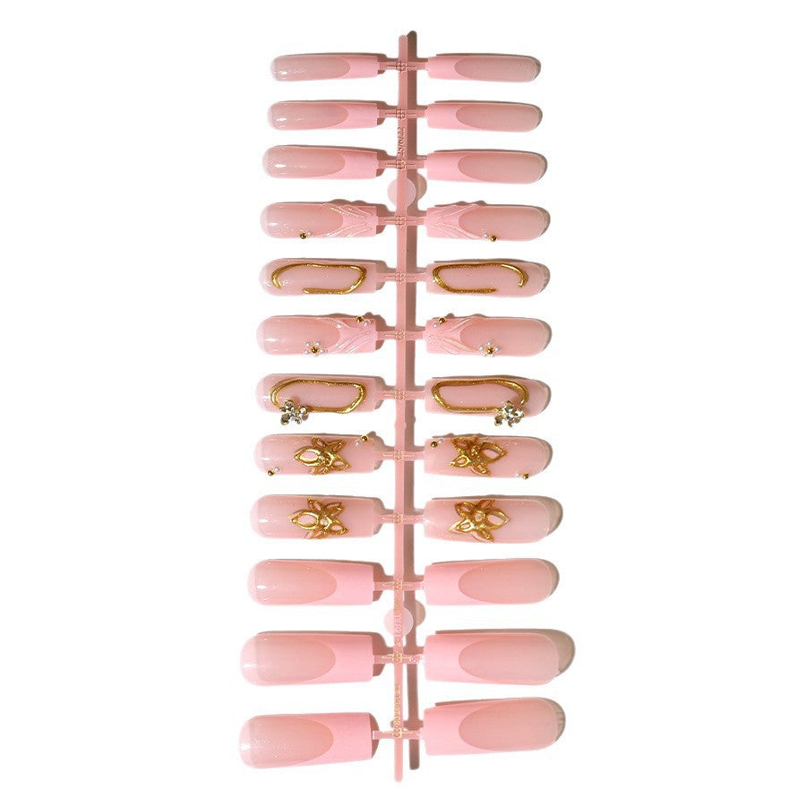 Elegante Kunstnagelspitzen mit Goldakzenten Karnz
