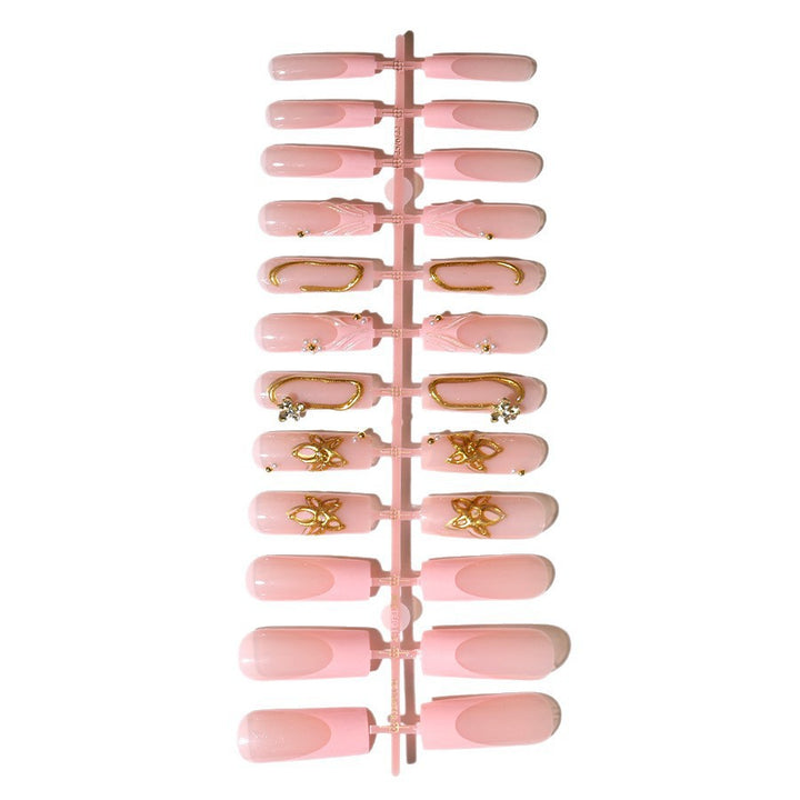 Elegante Kunstnagelspitzen mit Goldakzenten Karnz