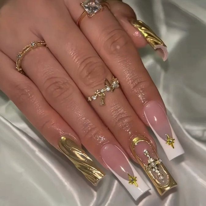 Elegante Kunstnagelspitzen mit Goldakzenten Karnz